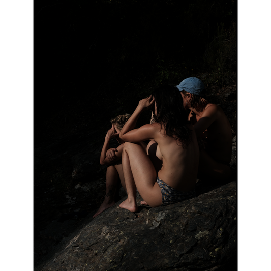 Pou, Lisa, et Angèle sur leur rocher, Cévennes